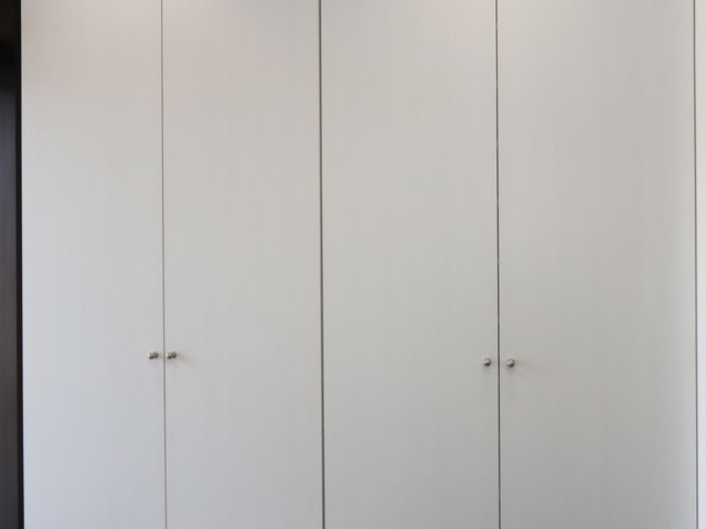 シンプルな白いクローゼット 靴箱 広々とした収納スペースを備えたクローゼットです。整理整頓がしやすく、快適な生活空間をサポートします。