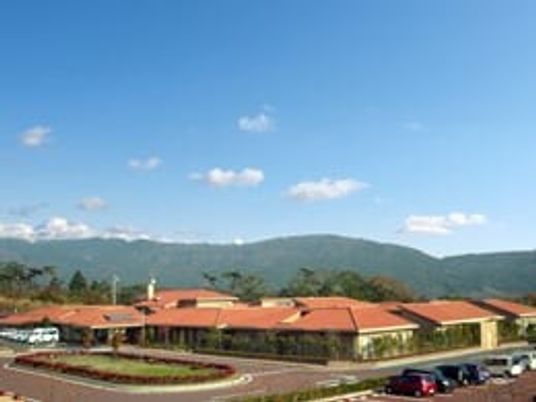 外観と山並み  