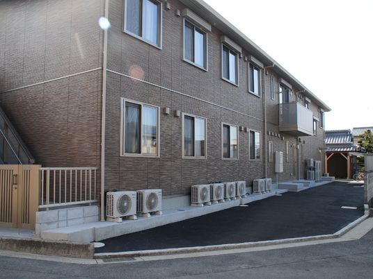 茶色い建物の外観