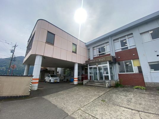 入り口のある建物  