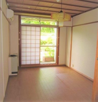 手を差し伸べるケアスタッフ