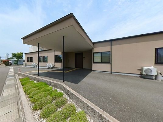 優しい色合いの外観