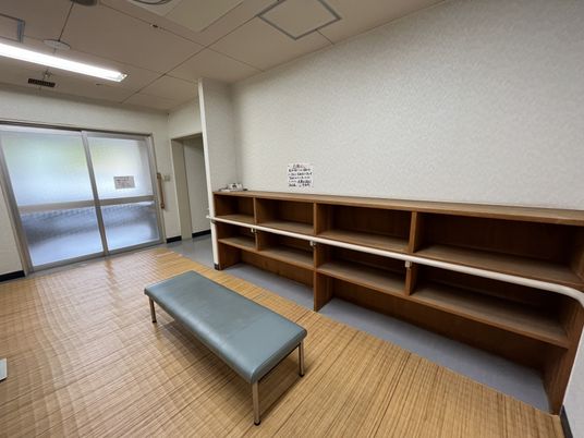 シンプルな廊下と棚