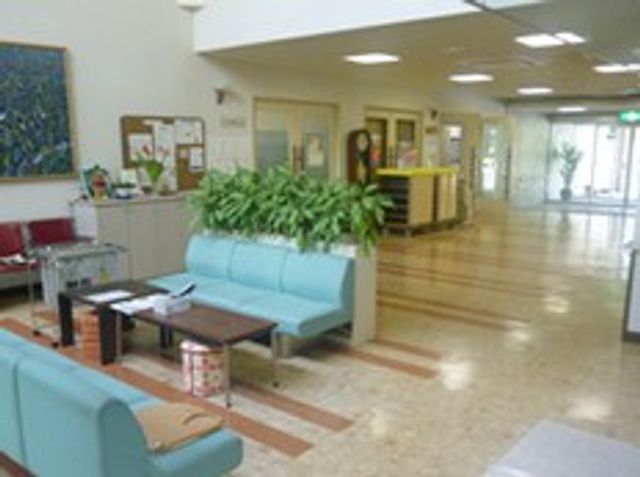 開放的なロビー ロビー 明るく広々とした空間に、緑の植物が配置され、落ち着いた雰囲気を演出しているロビーです。