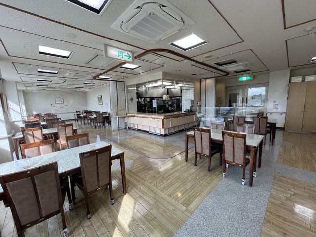 自然光が入る食堂 食堂 広々とした明るい空間の食堂です。自然光が差し込み、ゆったりした時間を過ごせます。