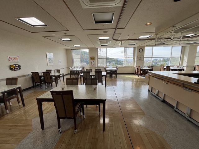 明るい食堂の様子 食堂 自然光がたっぷり入る明るい空間です。広々としたテーブル配置で快適に過ごせます。