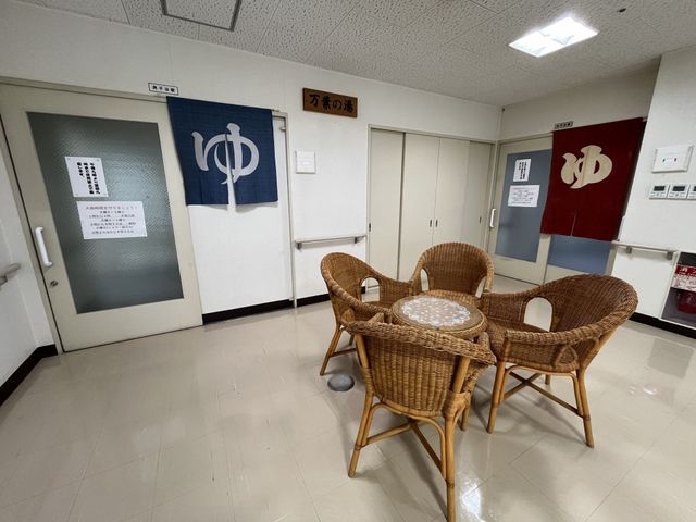 くつろぎの椅子セット 休憩室 居心地の良い休憩スペースには、座り心地の良い椅子が並び穏やかに過ごせます。リラックスに最適です。