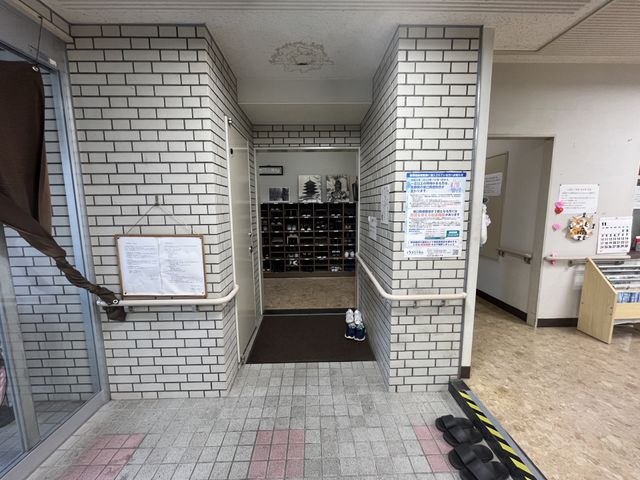 落ち着いた雰囲気の玄関 エントランス 靴箱が備わった玄関で、落ち着いた雰囲気のエントランスです。入居者を温かく迎えます。