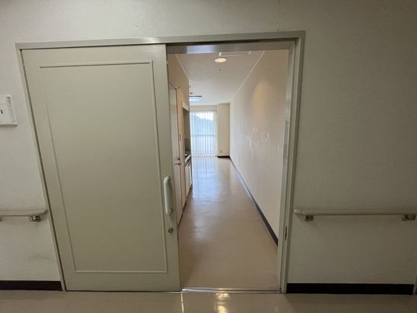 広い共用廊下