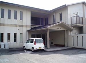 明るい施設のエントランス