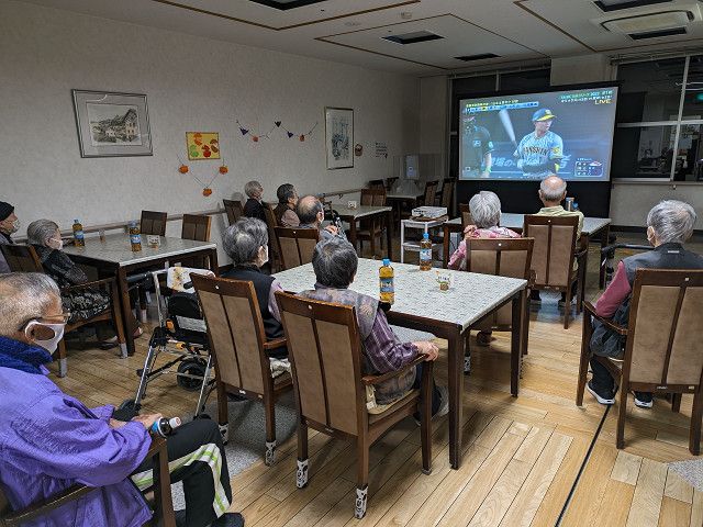 テレビ鑑賞する交流スペース リビング 広々としたスペースで、みんなでテレビを楽しんでいます。リラックスしたひとときが過ごせます。
