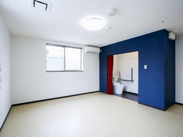 広々とした明るい居室 居室 清掃や配置に配慮された居室です。安心して業務に取り組むことができる環境を提供します。