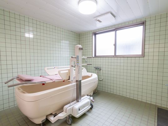 笑顔で手をつなぐスタッフ