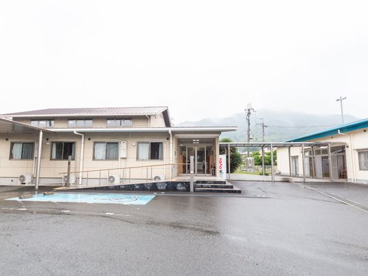 静かな建物の外観