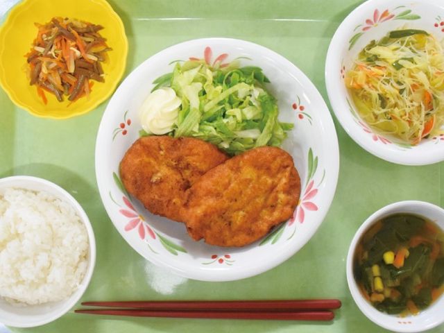 栄養バランスの食事 食事 色とりどりで栄養バランスを考えた食事です。働く中で、日々の食事の大切さを感じ取れるでしょう。