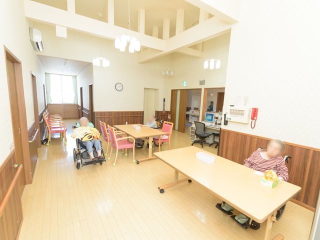 共有スペースの日常風景 休憩スペース 明るく広々としたダイニングでは、利用者同士がゆったりと食事や交流を楽しむ姿が見受けられます。快適な職場環境でご活躍いただけるように、スタッフ一同、サポート体制を整えています。