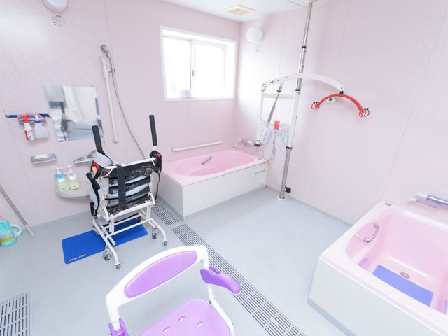 バリアフリーの浴室設備 浴室 広々とした設計で利便性を考慮した浴室です。リフト装置も完備し、安心してお使いいただけます。