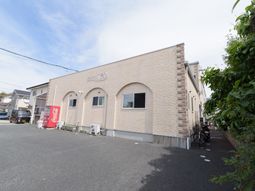 明るい一日が始まる建物外観