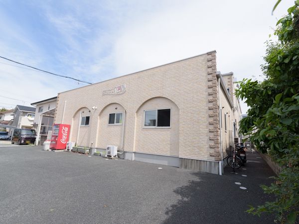 明るい一日が始まる建物外観