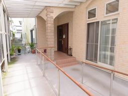 明るいエントランスの風景