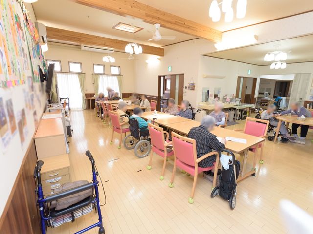共有スペースの様子 食堂 利用者が集い交流するダイニングルームです。木のぬくもりが感じられる設計で、居心地が良さそうな雰囲気が伝わります。