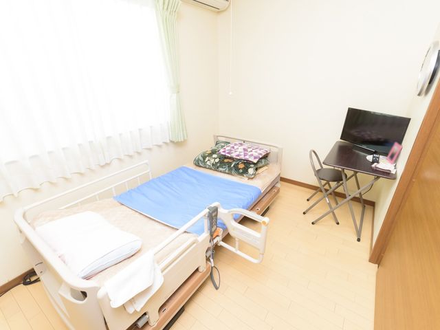 清潔感のある居室 居室 ゆったりとしたベッドとテレビが置かれた居室で、個々のくつろぎの時間を大切にしています。明るい窓辺で新しい生活を始めてみませんか。