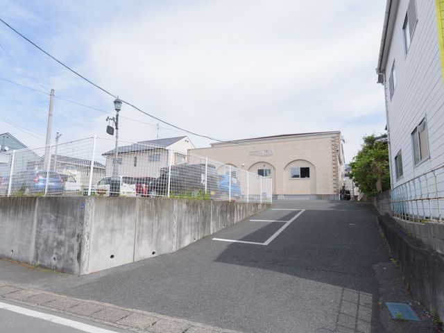 広々とした施設の外観 外観 清潔感のある建物前のスペースは、来訪者に安心感を与えます。通りに面した立地にあり、アクセスも良好です。