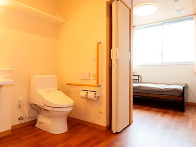 バリアフリーの明るい居室 居室 手すり付きのトイレと、清潔感のある広々としたベッドスペースが確保された、ゆとりのある居室です。