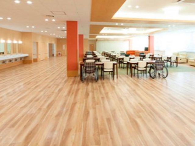 広々とした明るいダイニング 食堂 ゆったりとしたダイニングルームは木目調の床が温かみを感じさせ、車椅子でも快適にお使いいただける設計になっております。