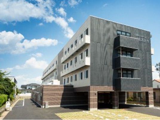 明るい外観の施設建物  