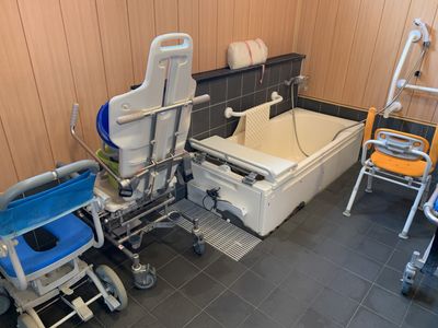 笑顔で介護するスタッフ