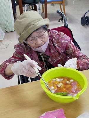 調理を楽しむ人物