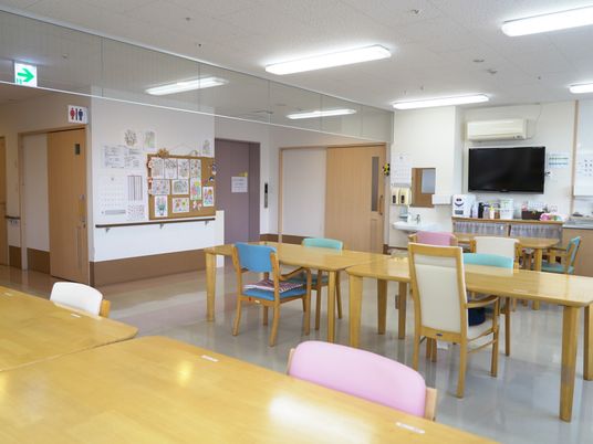 色とりどりの椅子とダイニングルーム