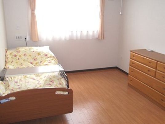 明るい個室の居室