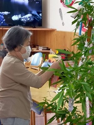 七夕飾りを楽しむ様子