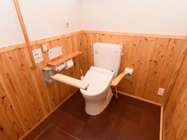 バリアフリートイレ トイレ 手すり付きで安全を考慮したトイレです。利用者の自立を支援するための配慮が施されています。