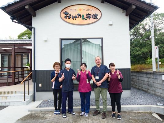 スタッフが立つ外観