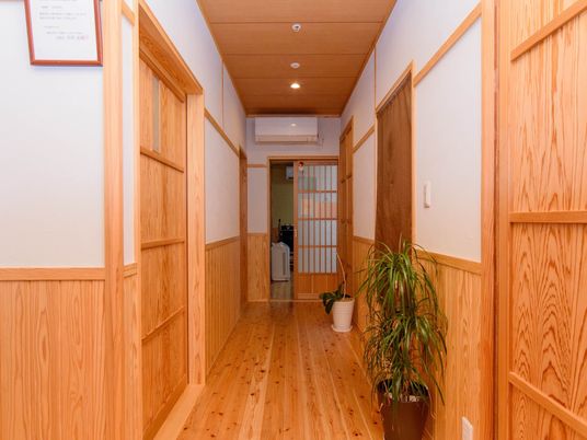 木目調の温かみのある廊下