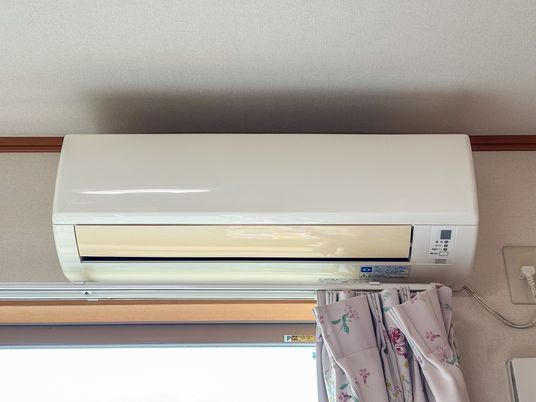 居室用エアコンを備え