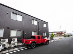 落ち着いた色合いの外観