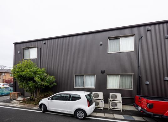住宅街の建物外観