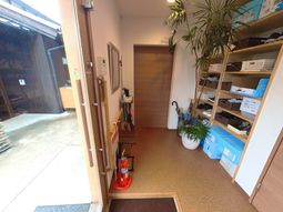 整然とした靴棚の玄関