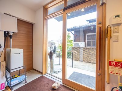 広い出入口のエントランス  