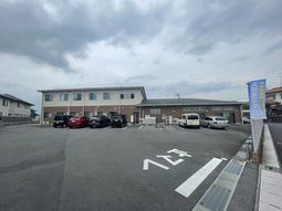 広々とした駐車場の外観