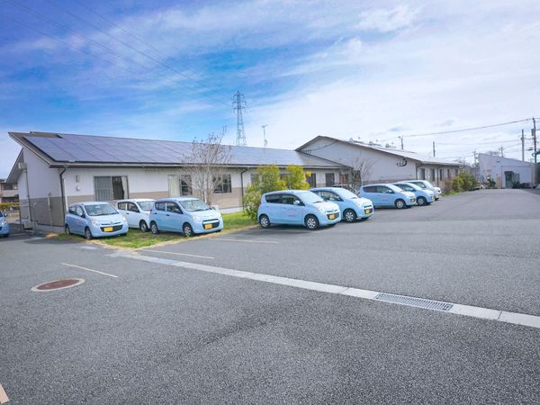 低層建築と駐車場