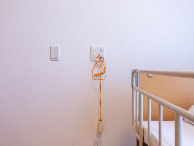落ち着いた寝室 居室 シンプルで落ち着いた個室空間です。これからの介護の現場で、穏やかな時間を提供します。