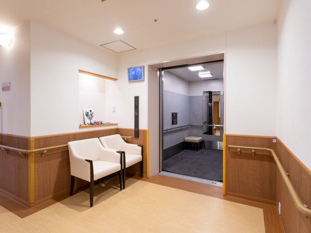 広々とした廊下 廊下 白を基調とした明るい廊下です。落ち着きのある空間で、利用者が安心して移動できます。
