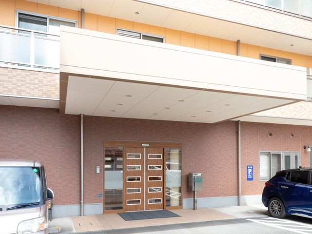 建物のエントランス エントランス 幅広いドアのエントランスは、スムーズな入退場が可能です。安心して出入りできる配慮がされています。