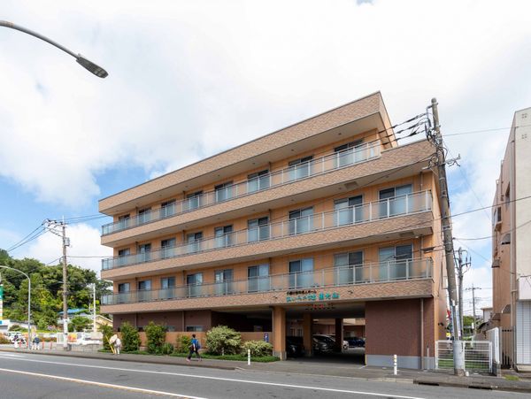 4階建ての建物外観