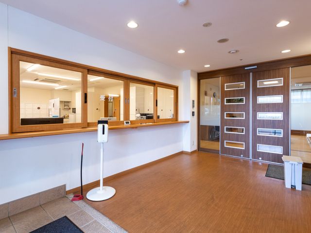 広々としたフロント フロント 清潔感のある広いフロントで、明るい空間が広がっています。快適に働ける環境が整っています。